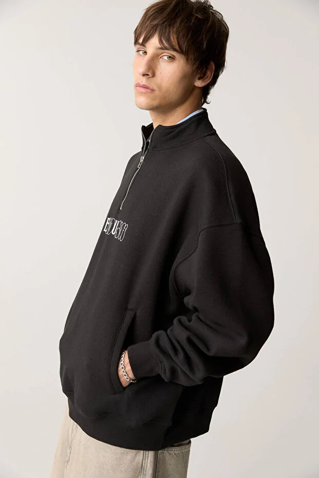 PULL&BEAR QUARTER ZIPPER IN BLACK